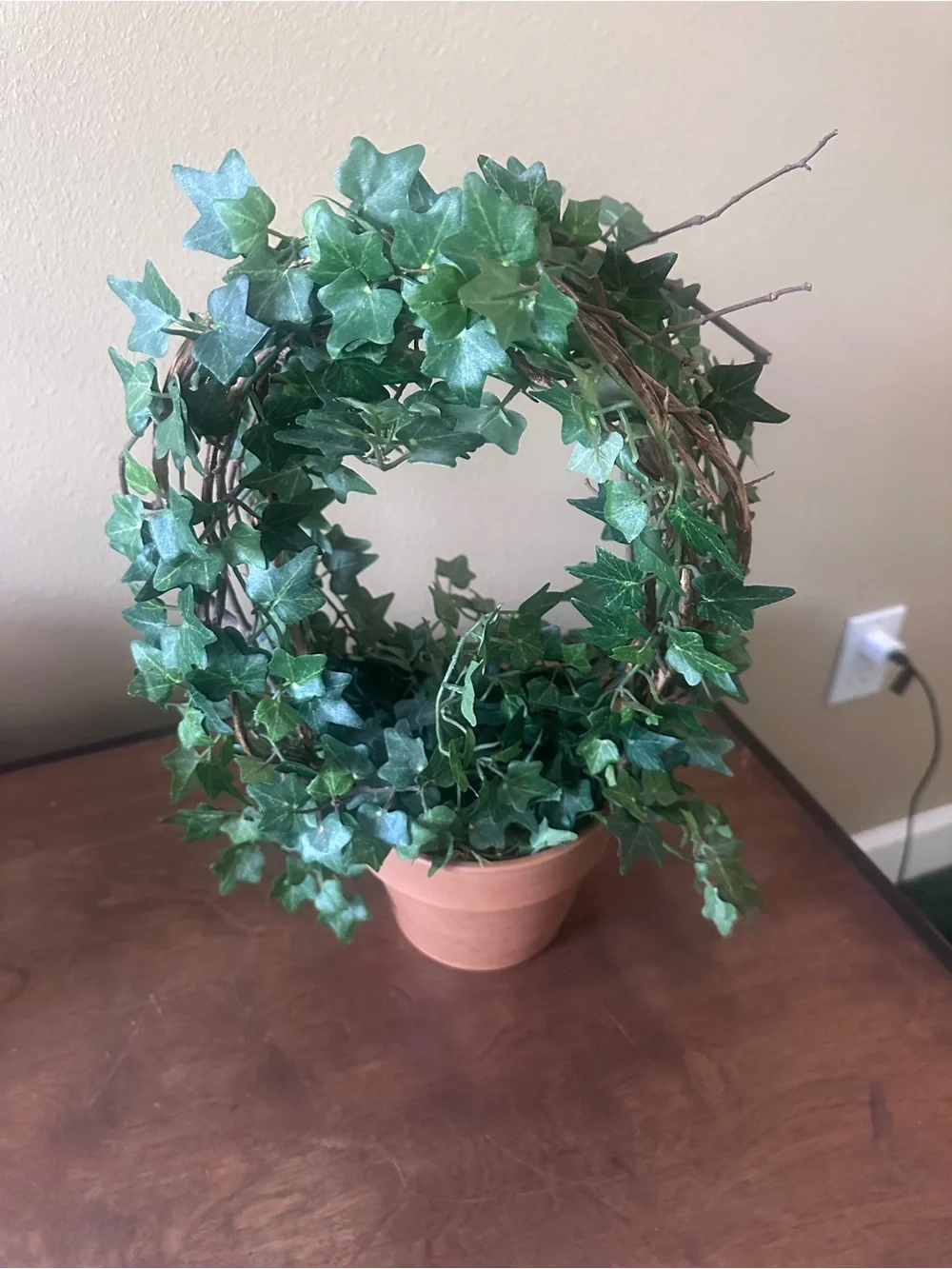 Classic Faux Ivy Topiary Wreath in Green - Unbranded
